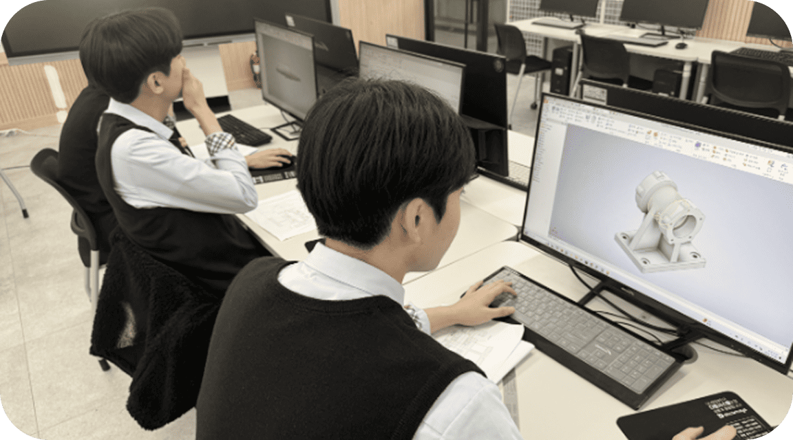 유한공업고등학교 학생들의 3D 설계 프로그램 실습 모습