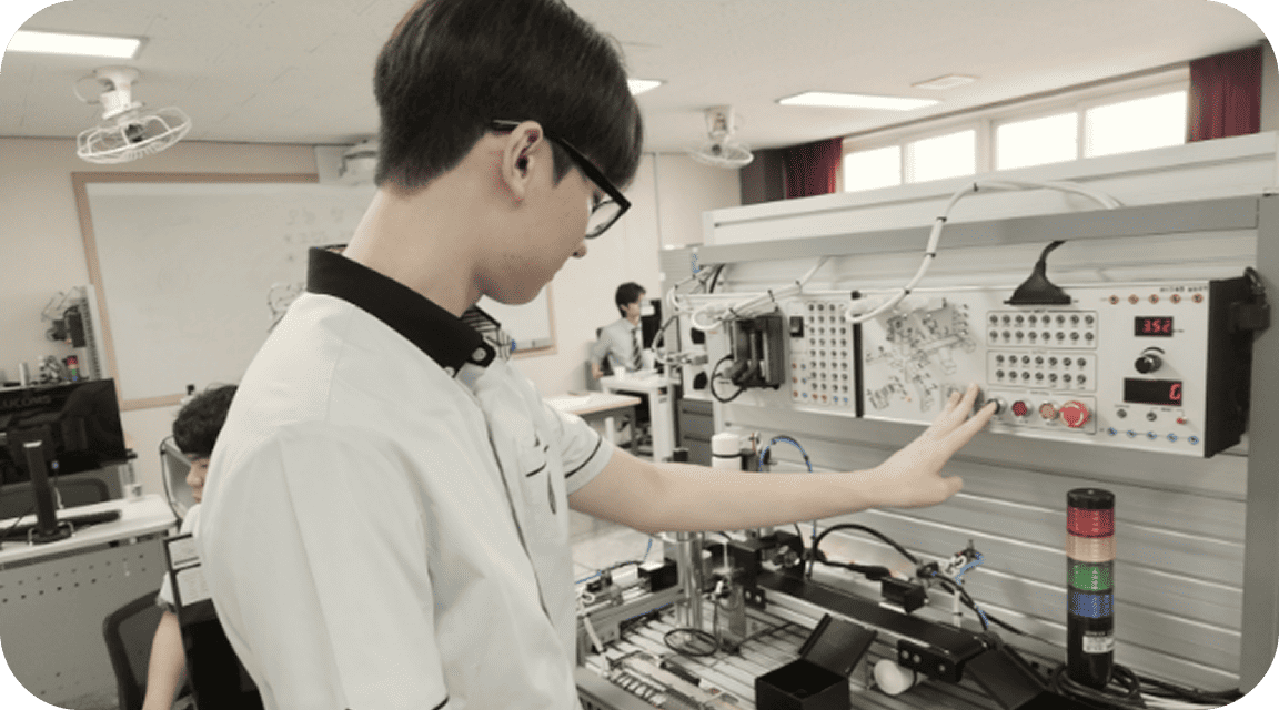 유한공업고등학교 학생의 자동화 장비 제어 실습 모습