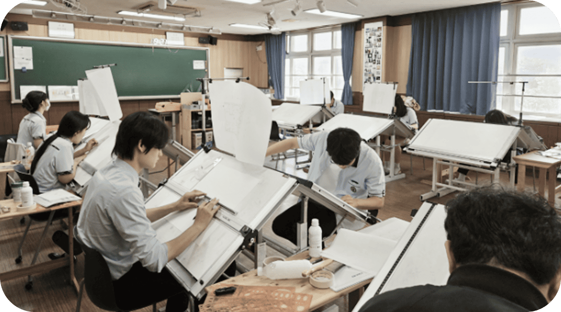 유한공업고등학교 학생들의 기계 제도 실습 수업